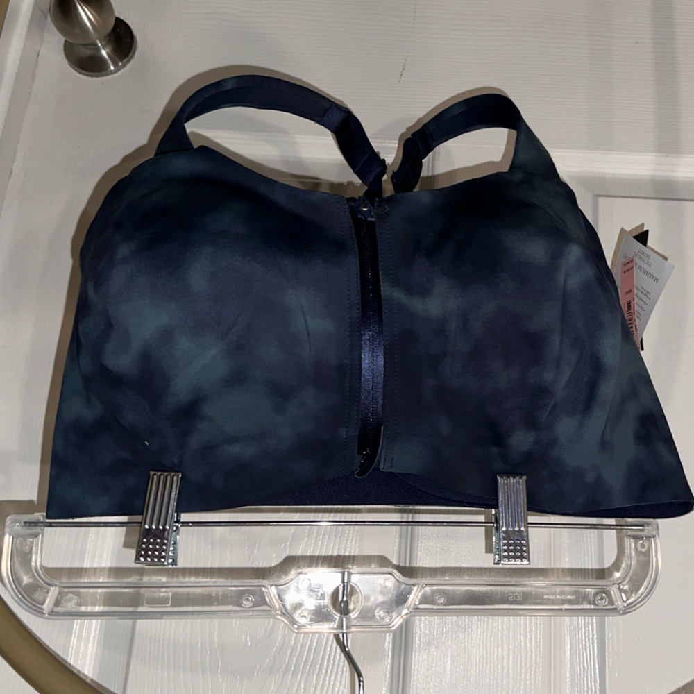 Victoria’s Secret knockout front close sport bra.